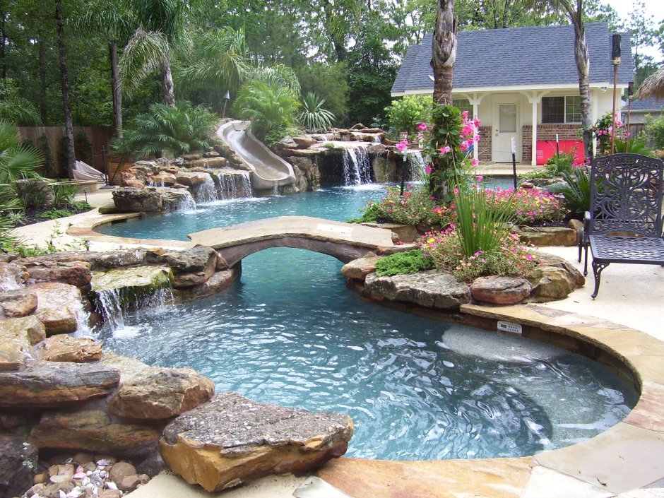 Дом с бассейном и водопадом