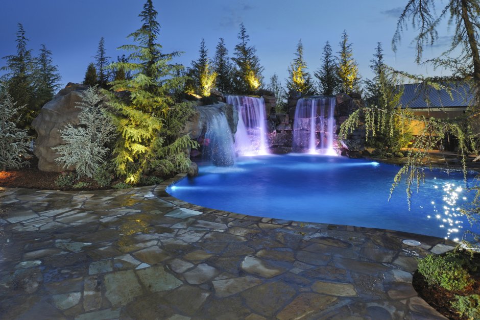 Красивый бассейн с водопадом