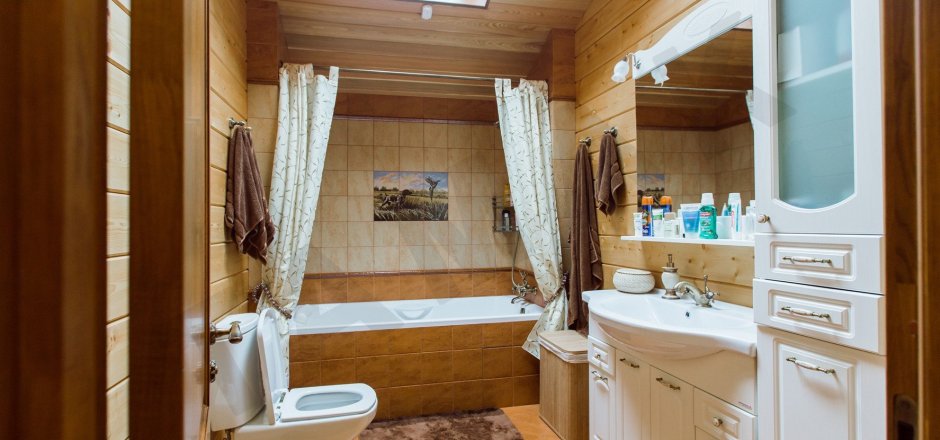 Ванная комната на даче в деревянном доме