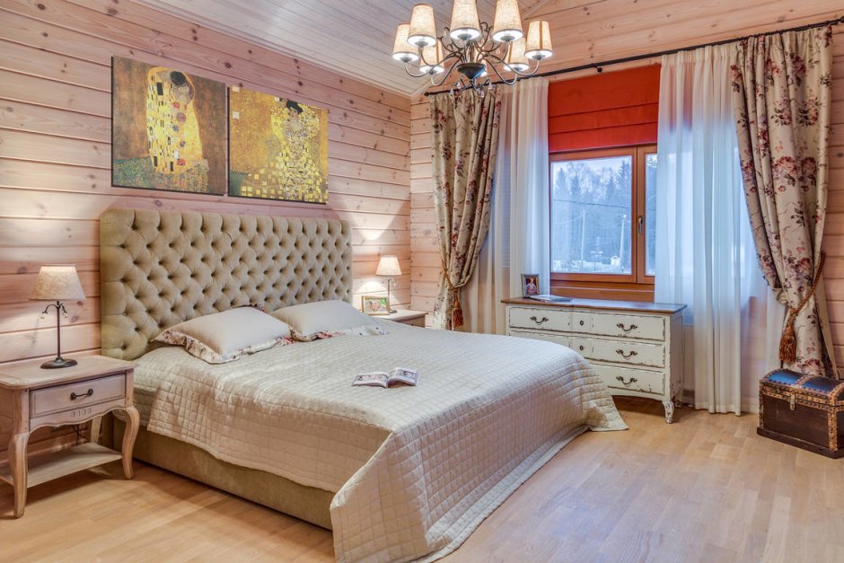 Спальня в доме из бруса в стиле Кантри