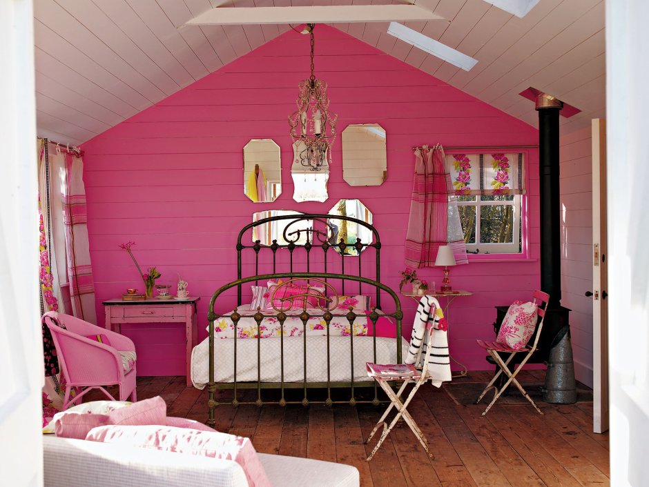 Розовая комната для девочек на даче