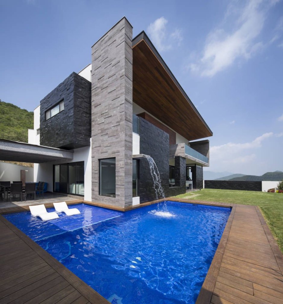Современный двухэтажный дом с бассейном