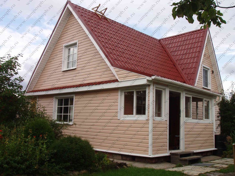 Маленький домик с красной крышей обшитый сайдингом