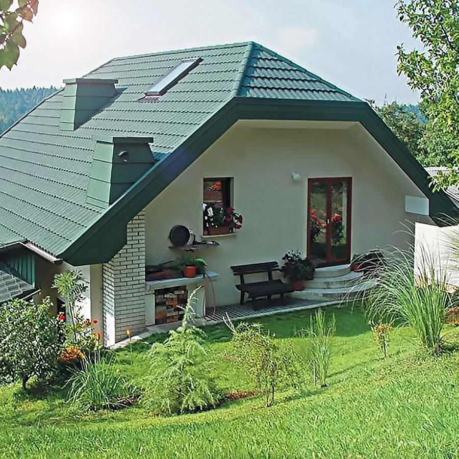 Загородный дом с зеленой крышей