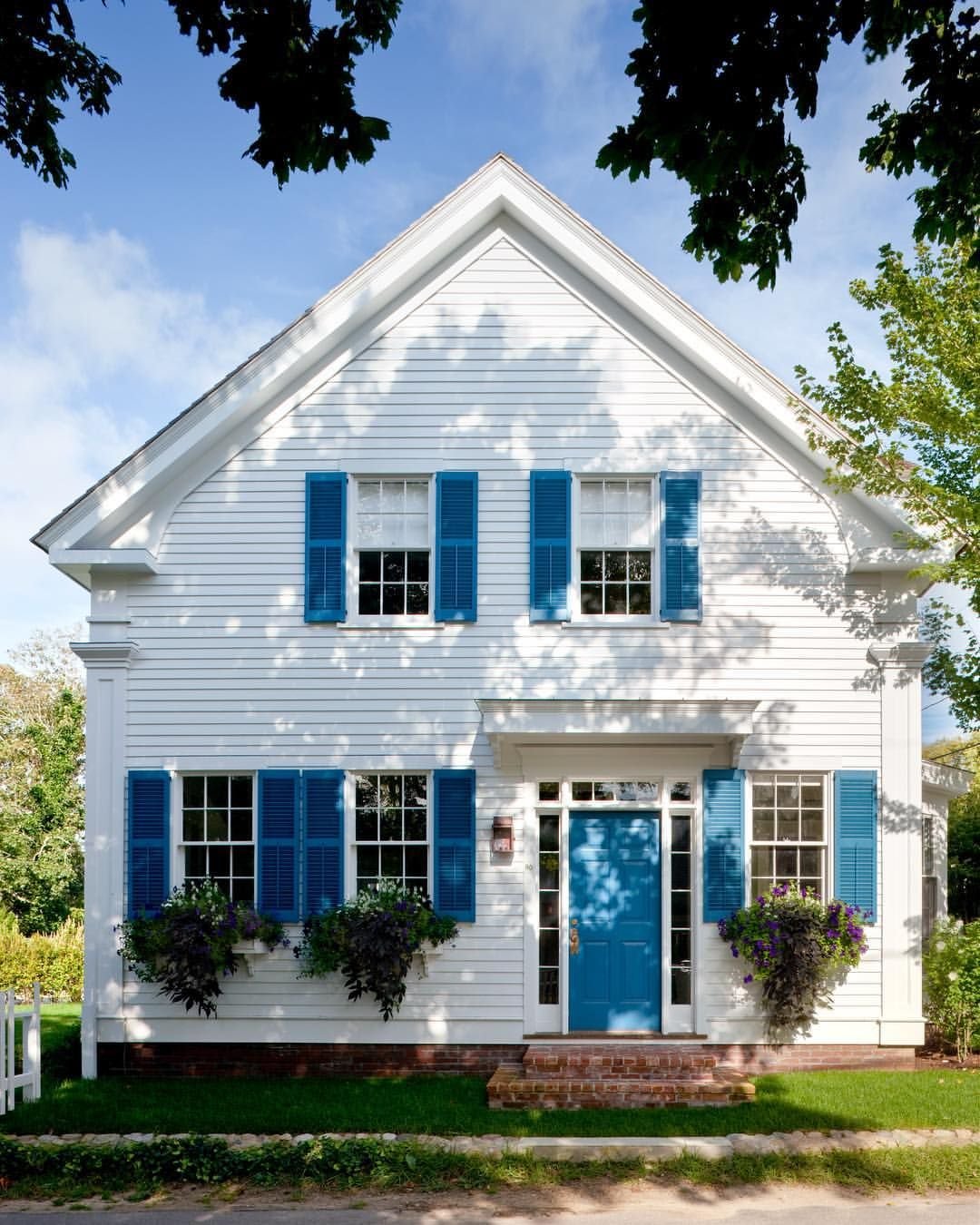Красивый синий дом