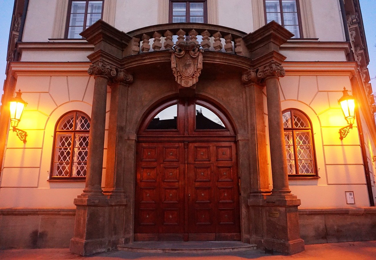 двери дворца