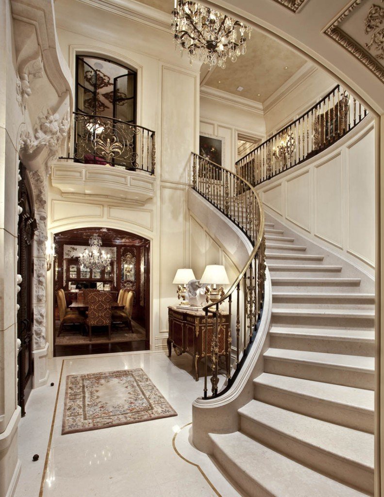 Лестница в богатом доме