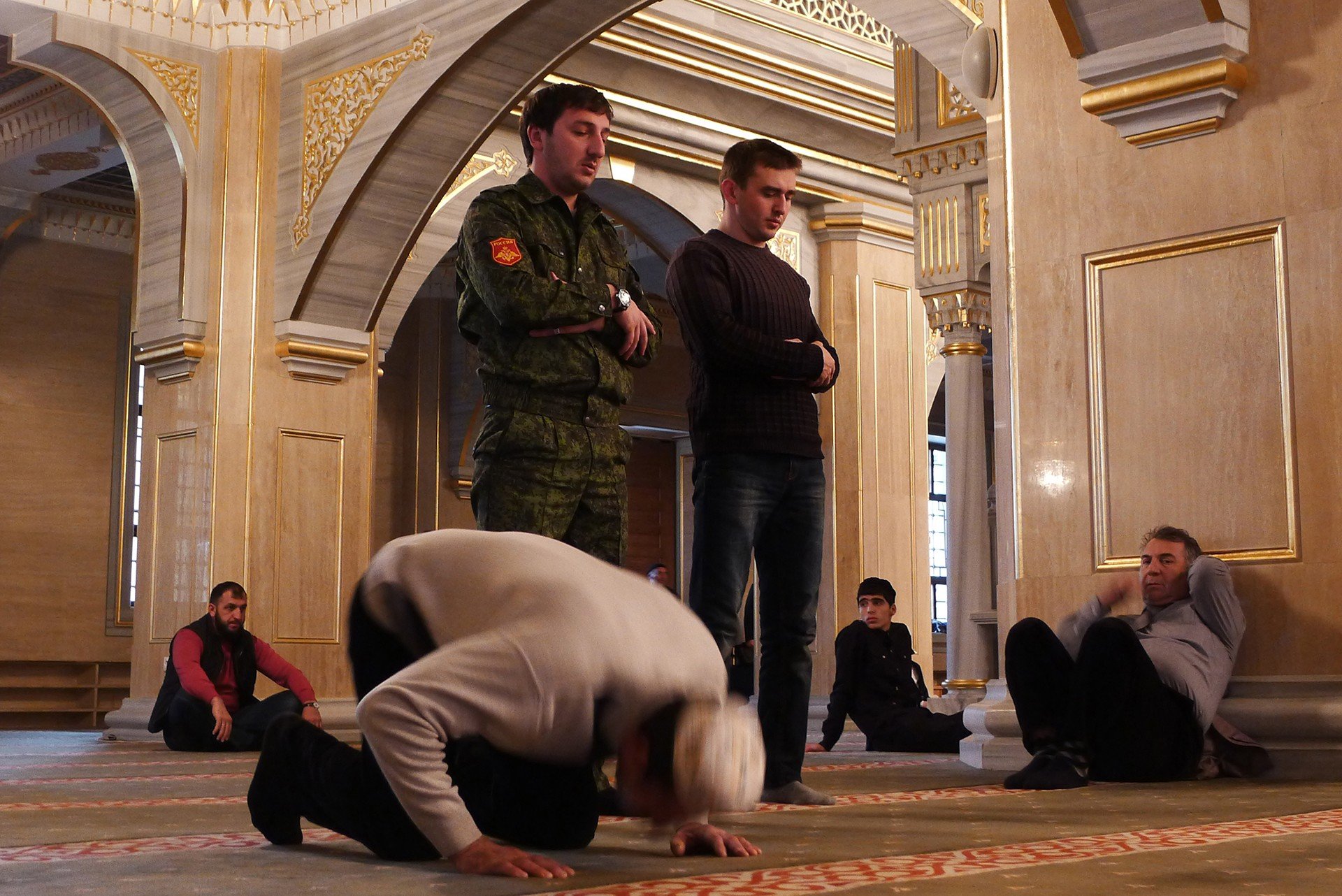 Кадыров в мечети в Грозном