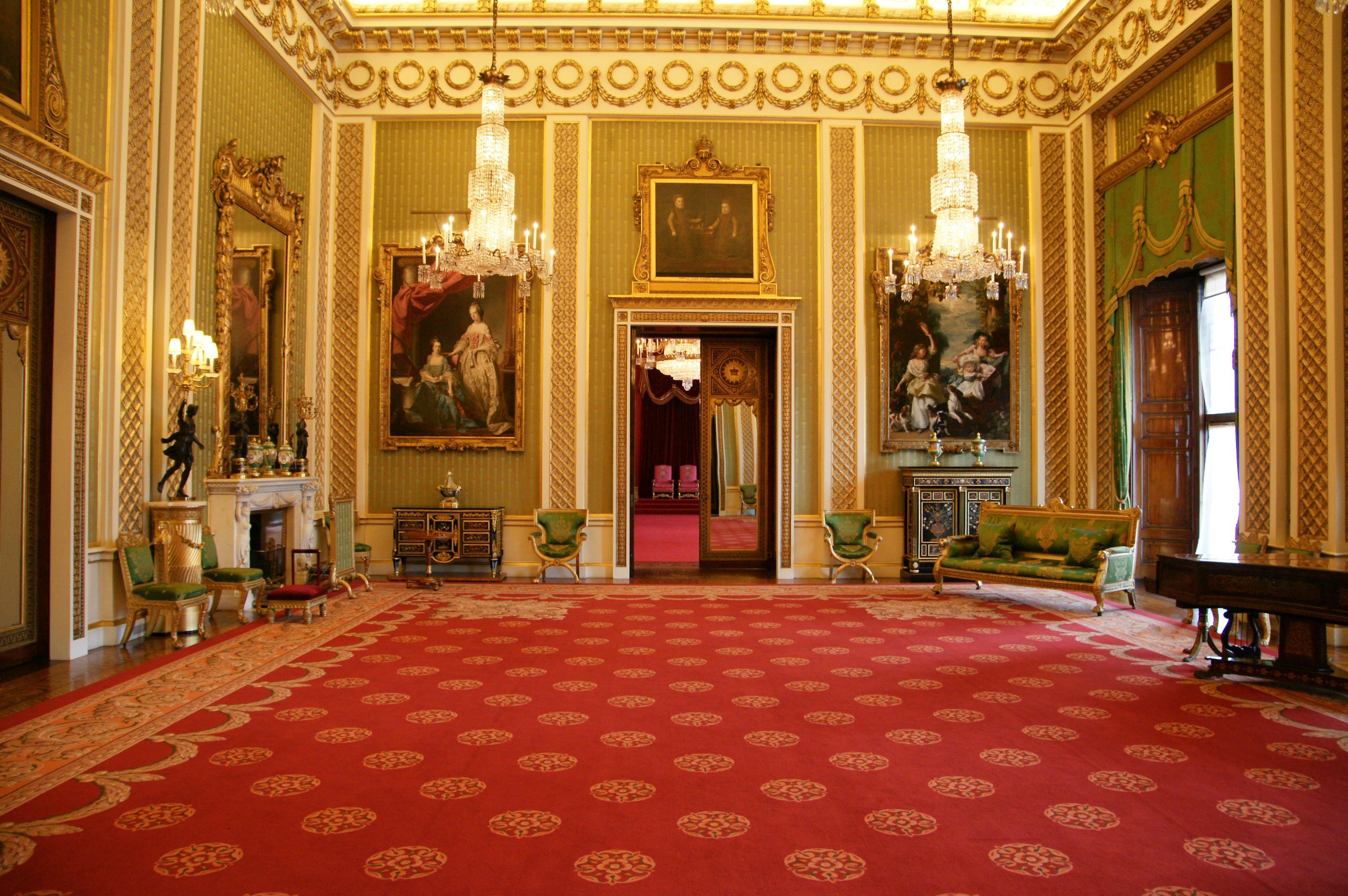 Царский дворец комната. Тронный зал Букингемского дворца. Букингемский дворец зеленая гостиная. Букингемский дворец комнаты Елизаветы 2. Букингемский дворец интерьеры Королева.