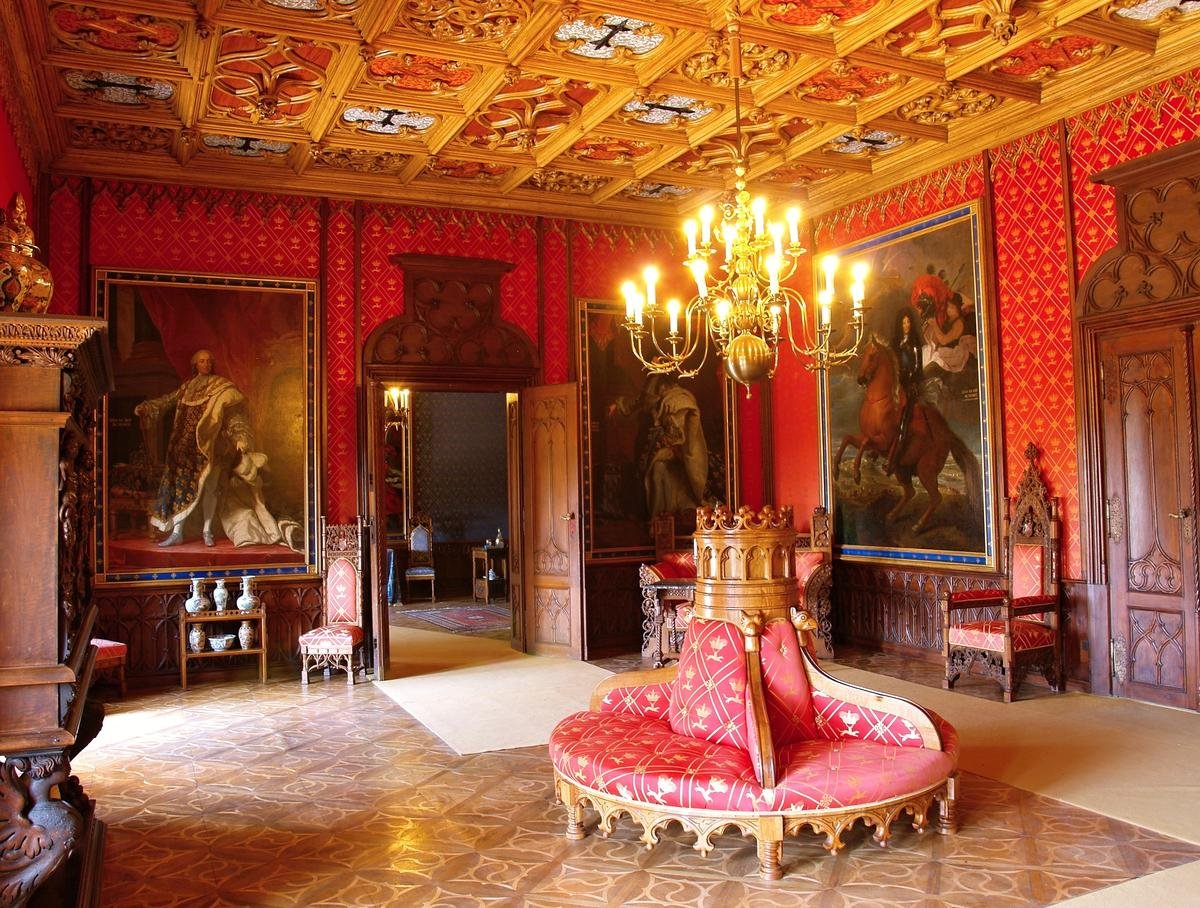 Интерьеры дворцов и замков