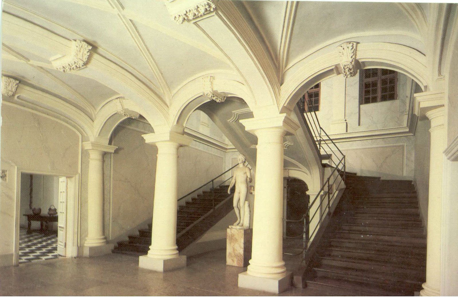 Меншиковский дворец парадная лестница