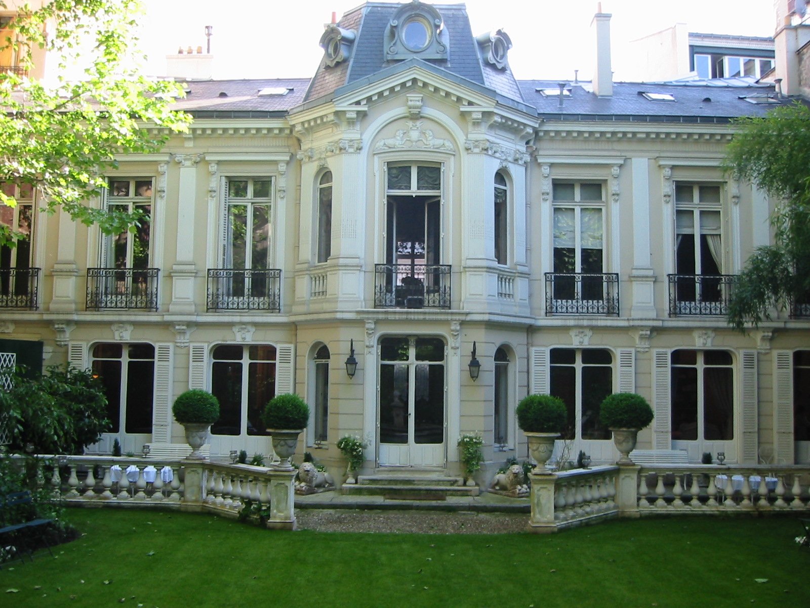Частный дом в париже