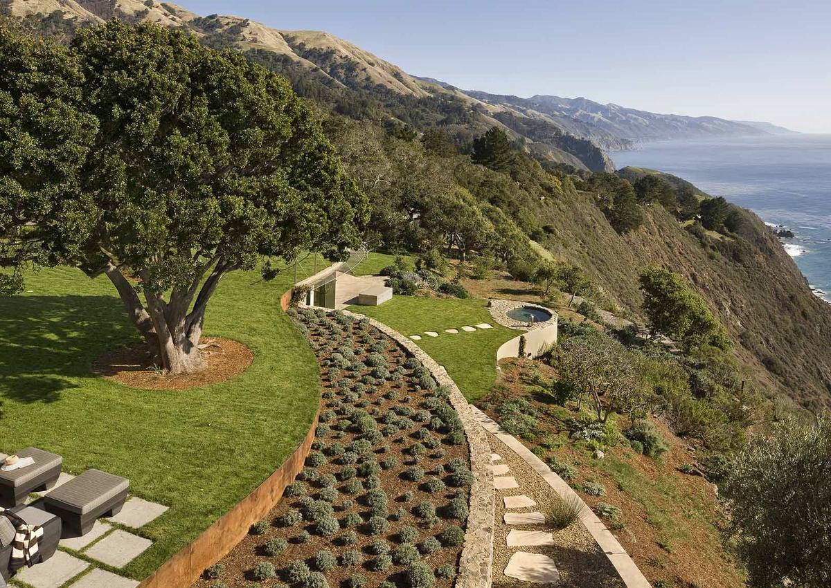 Участок холмы. Вилла Coastlands House в Калифорнии. Швейцария террасирование big. Эко дом в Калифорнии. Средиземноморский ландшафт террасирование.