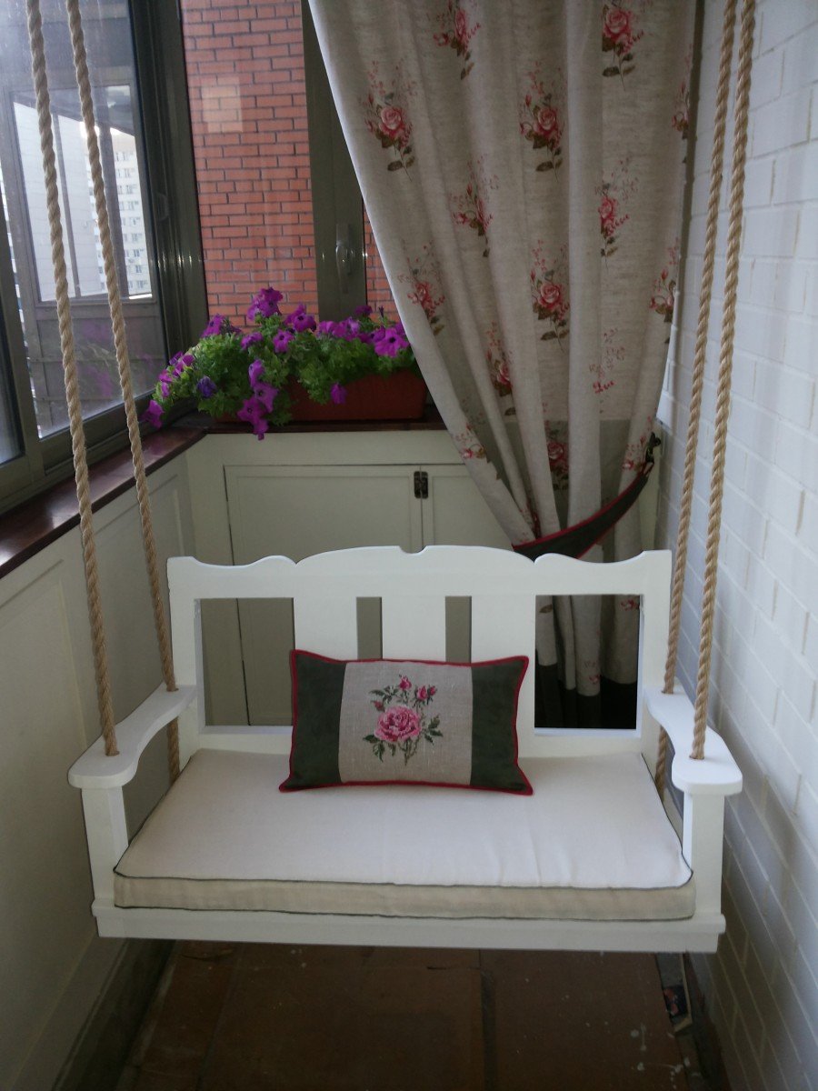 Деревянный диванчик на балкон