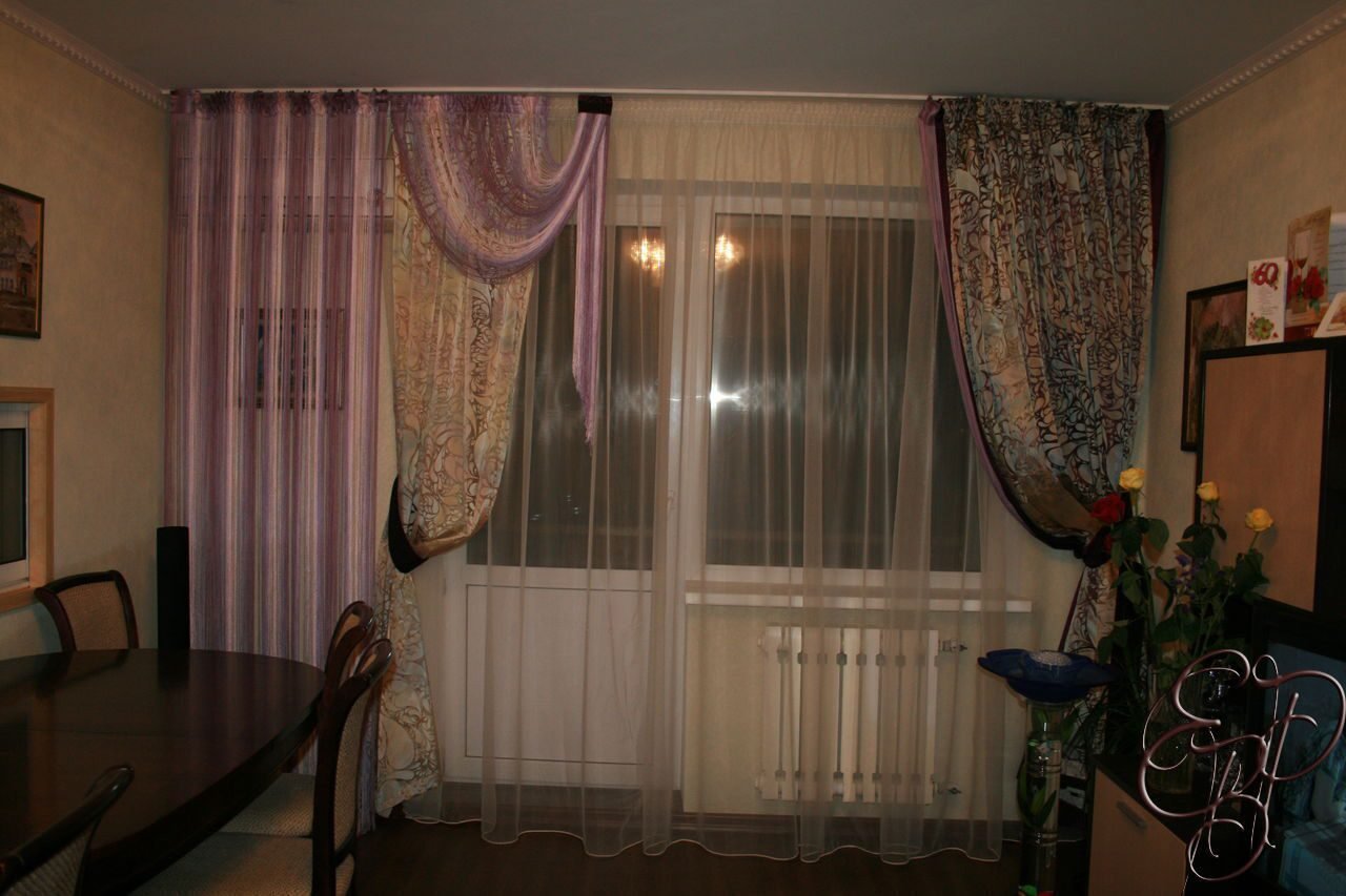 Комбинированные шторы на окно с балконной дверью в зал