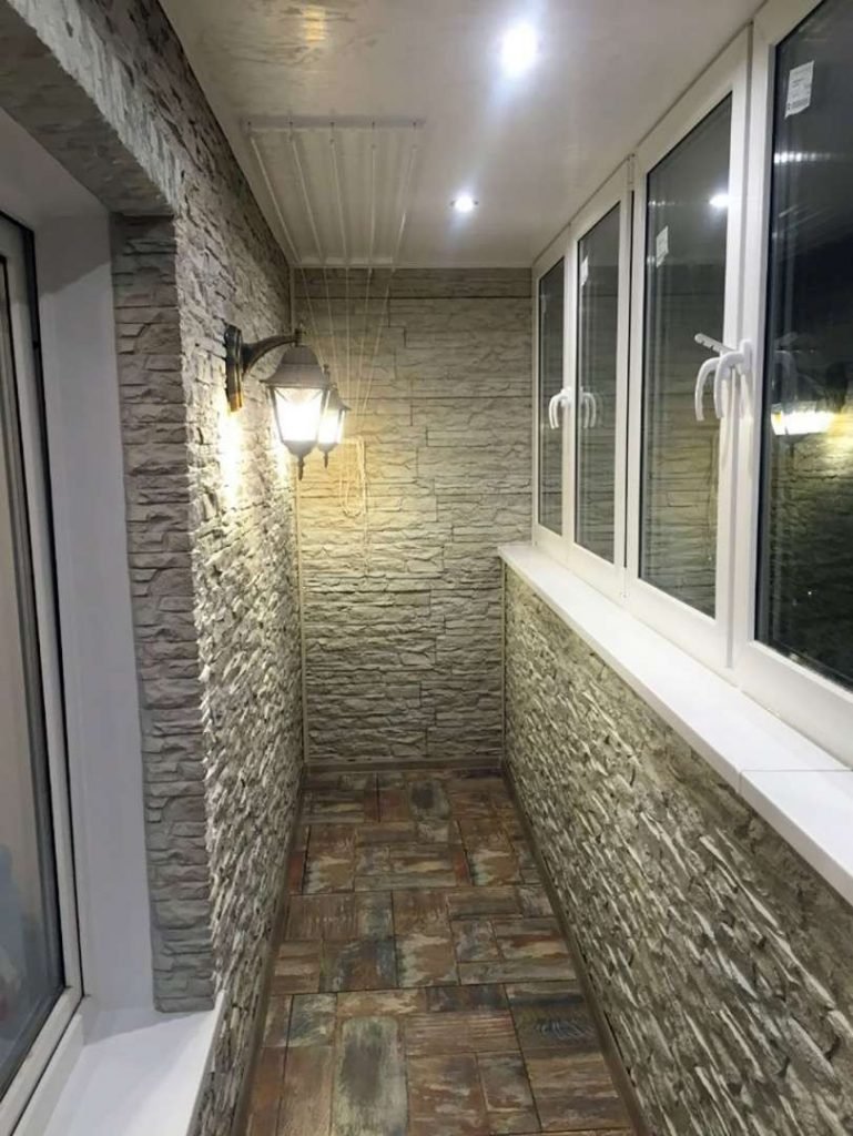 Внутренняя отделка балкона камнем
