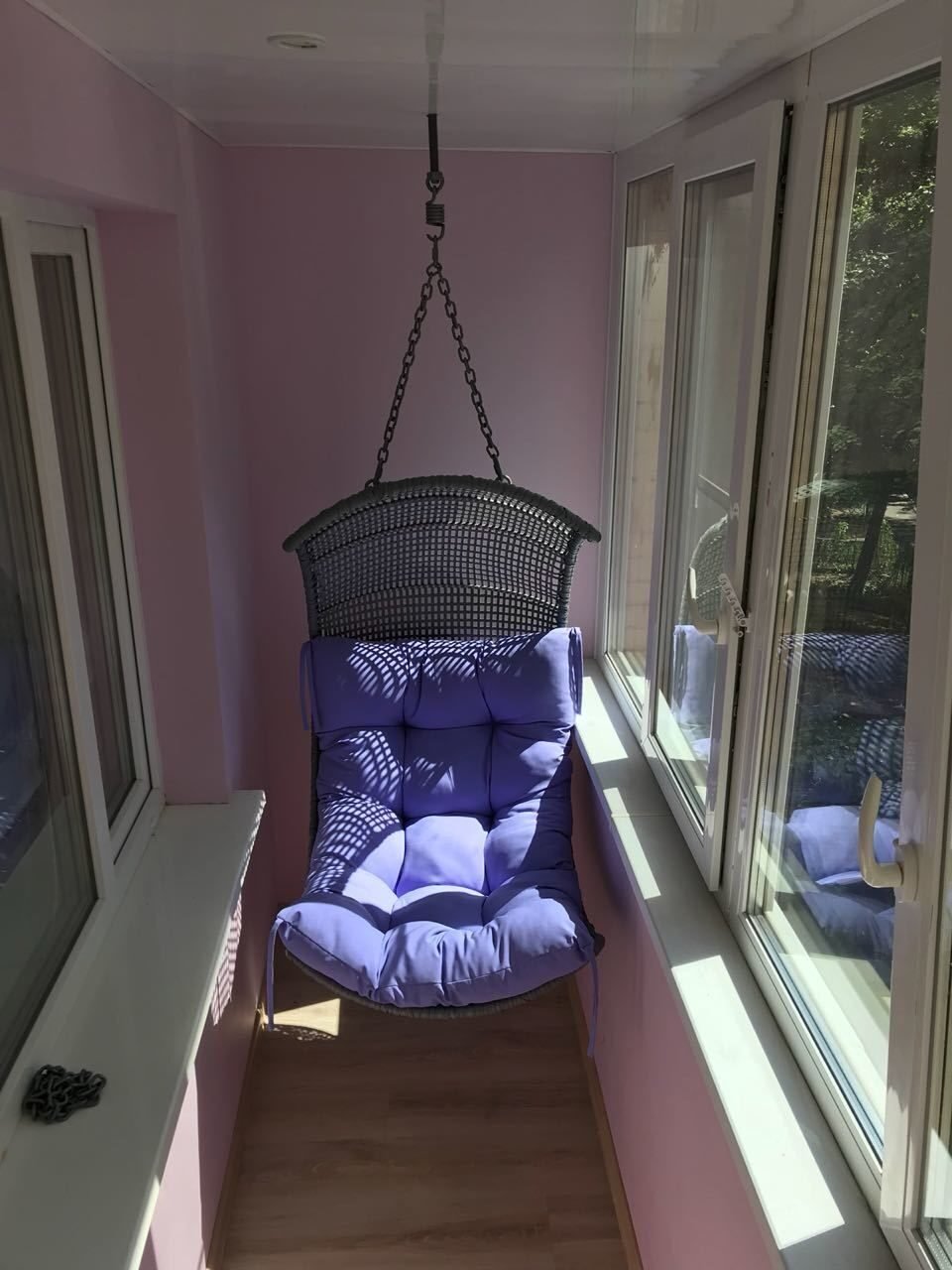 подвесное кресло на балконе фото