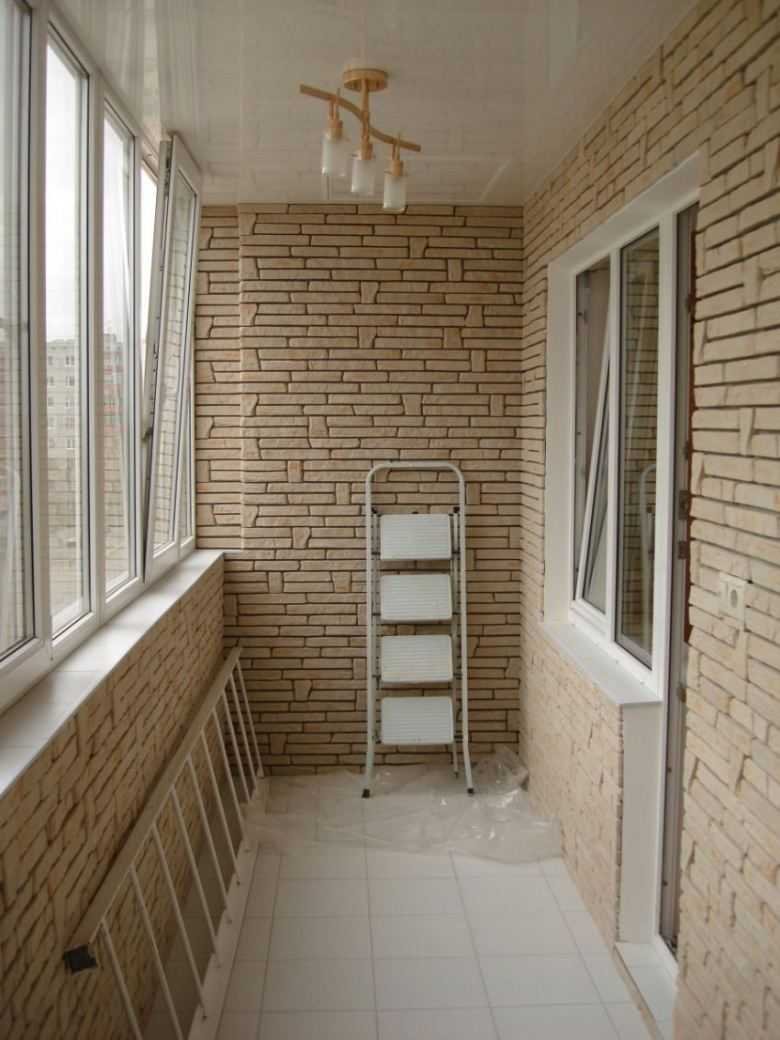 Декор балкона с кирпичной стеной