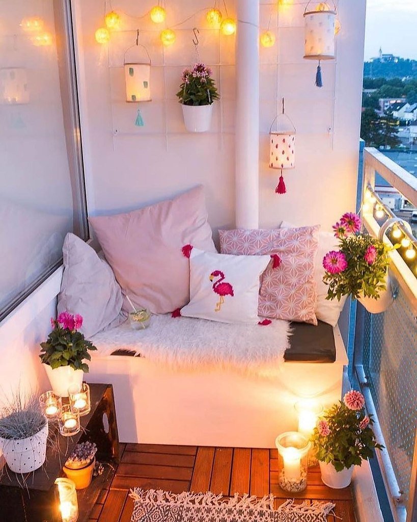 Уютный балкон со столиком