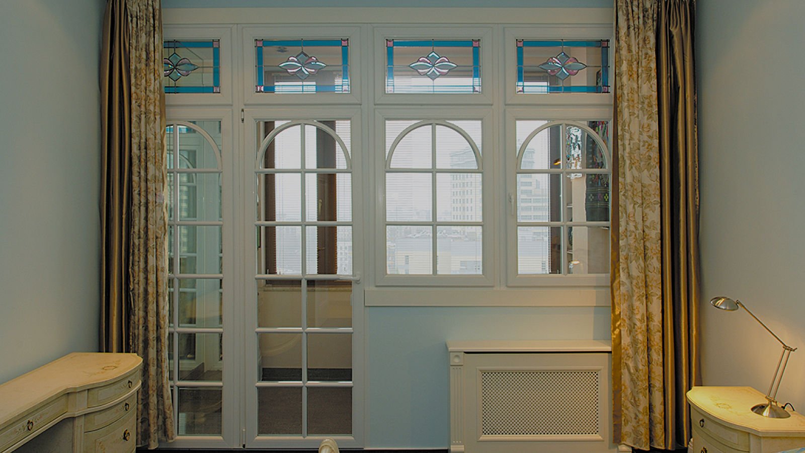 Балконная дверь новосибирск. Венецианские шпросы. Kaleva панорамные окна. Окна шпросы балконный блок. Французские окна.