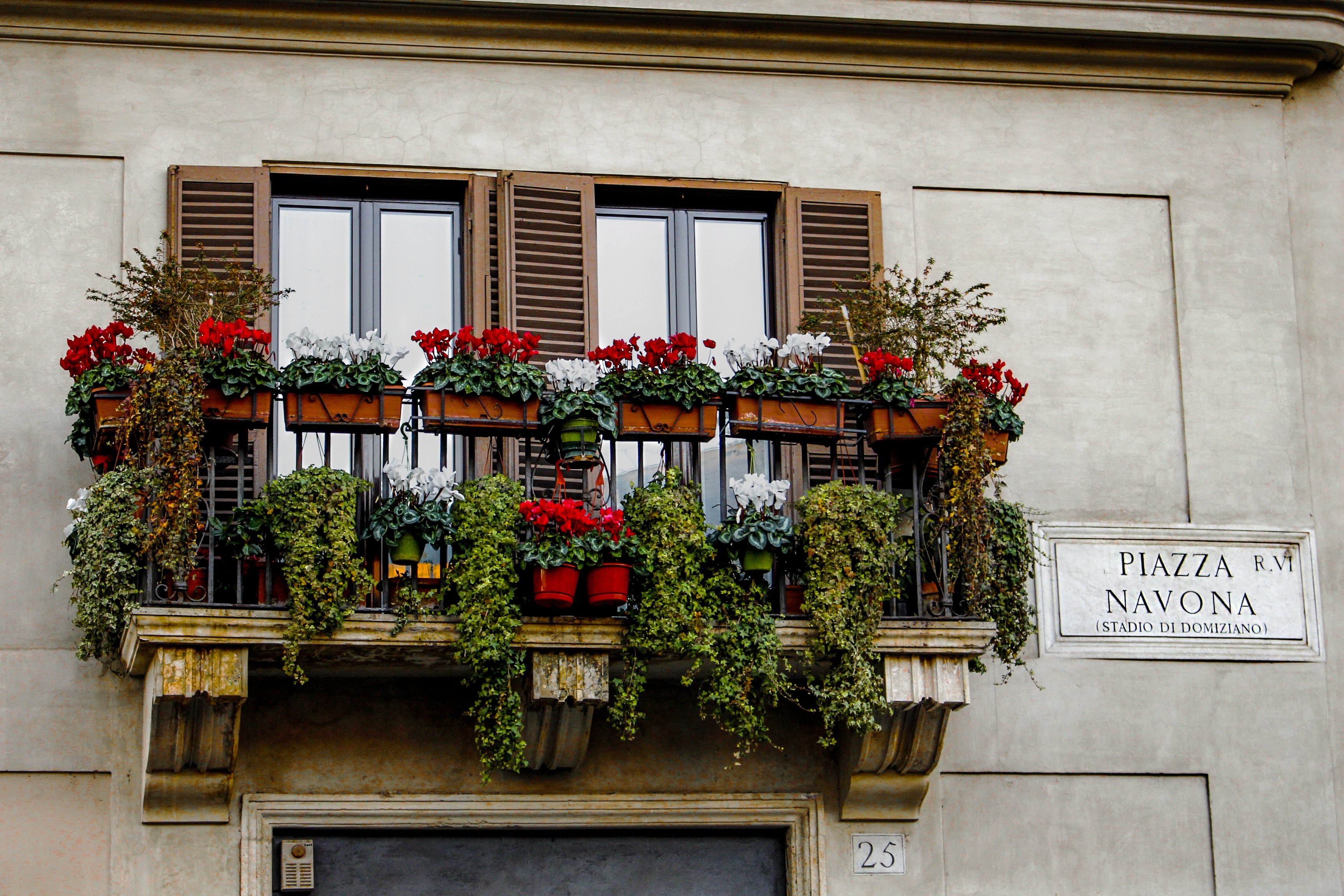 Подарить цветы в окно. Цветочные Балкончики Италии. Итальянские улочки Балкончики. Флоренция архитектура Балкончики. Итальянские Балкончики снаружи.