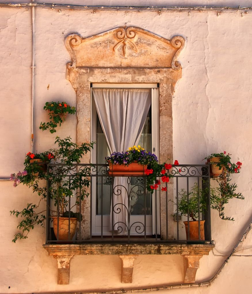 Как оформить балкон цветами снаружи