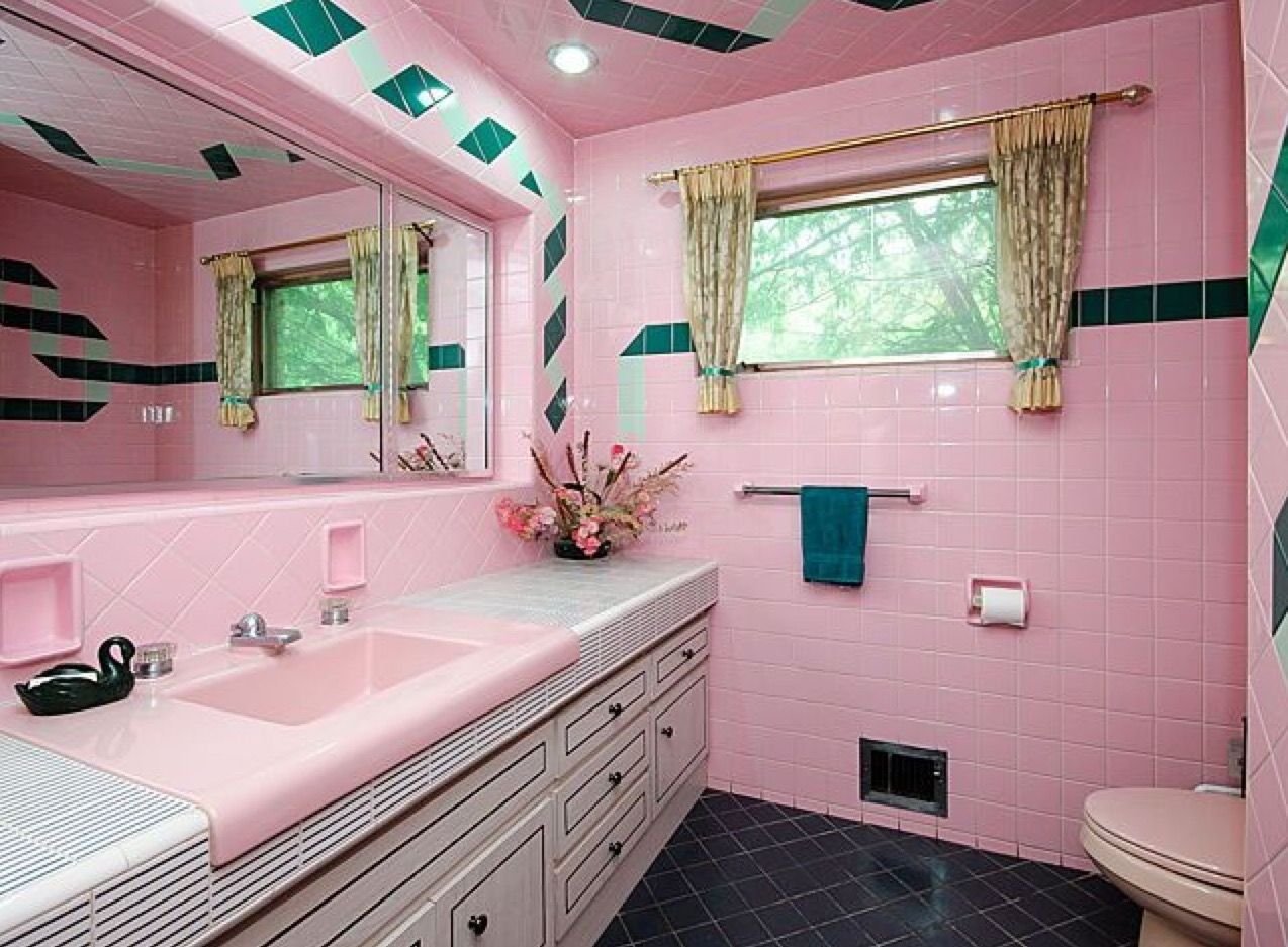 Сочетание зеленого с розовым в ванной