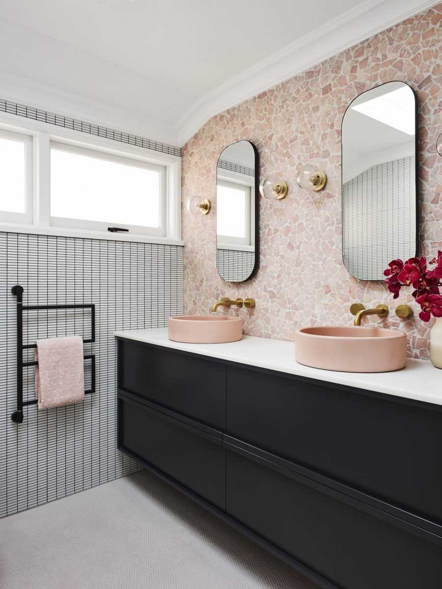 Серо-розовая ванная комната