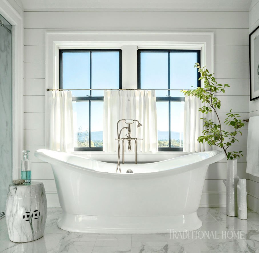 Отдельностоящая ванна у эркерного окна современный стиль