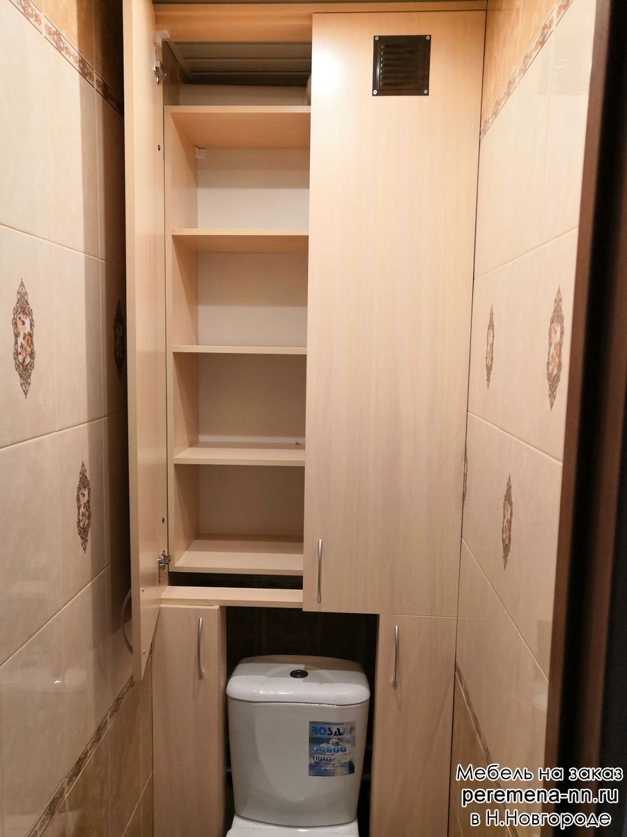 Шкаф с полками в туалете за унитазом