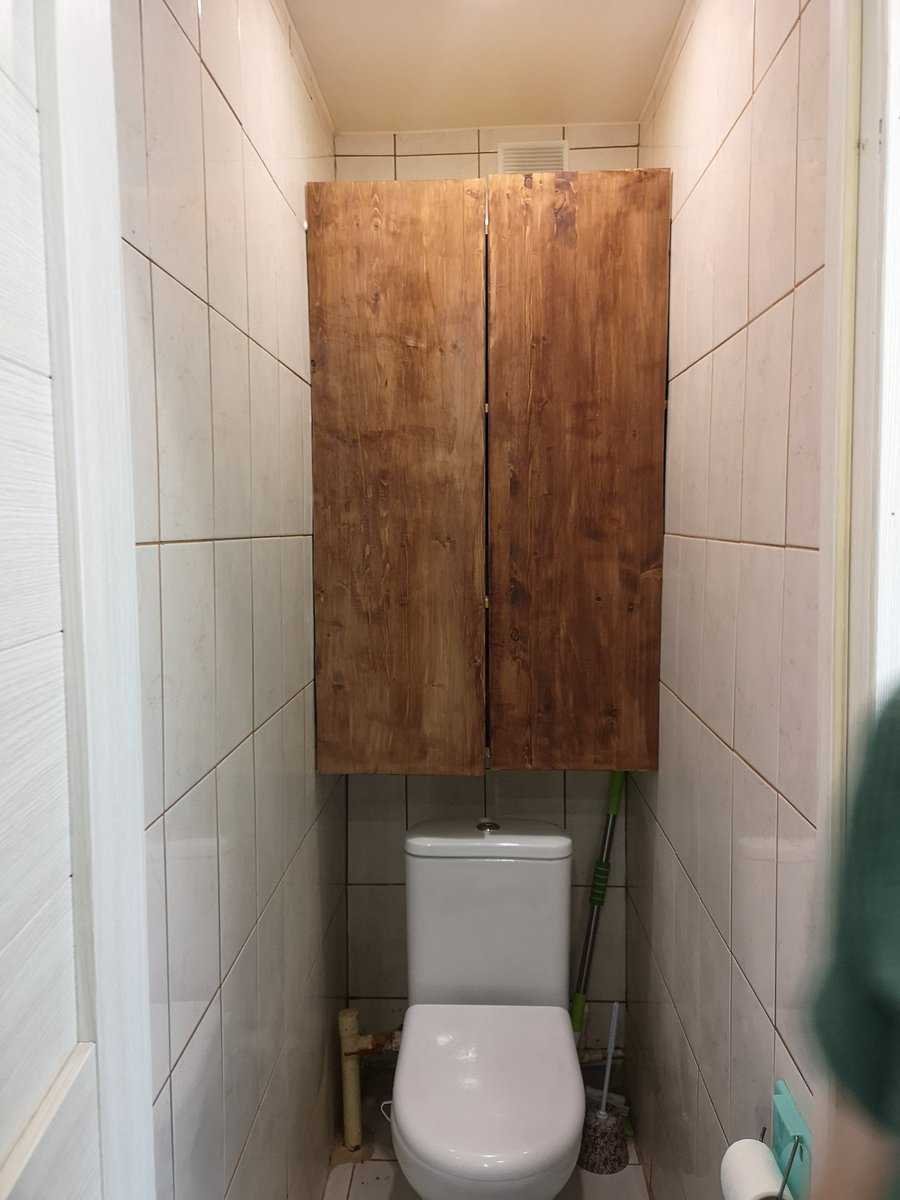 Шкафчик из дерева в туалете