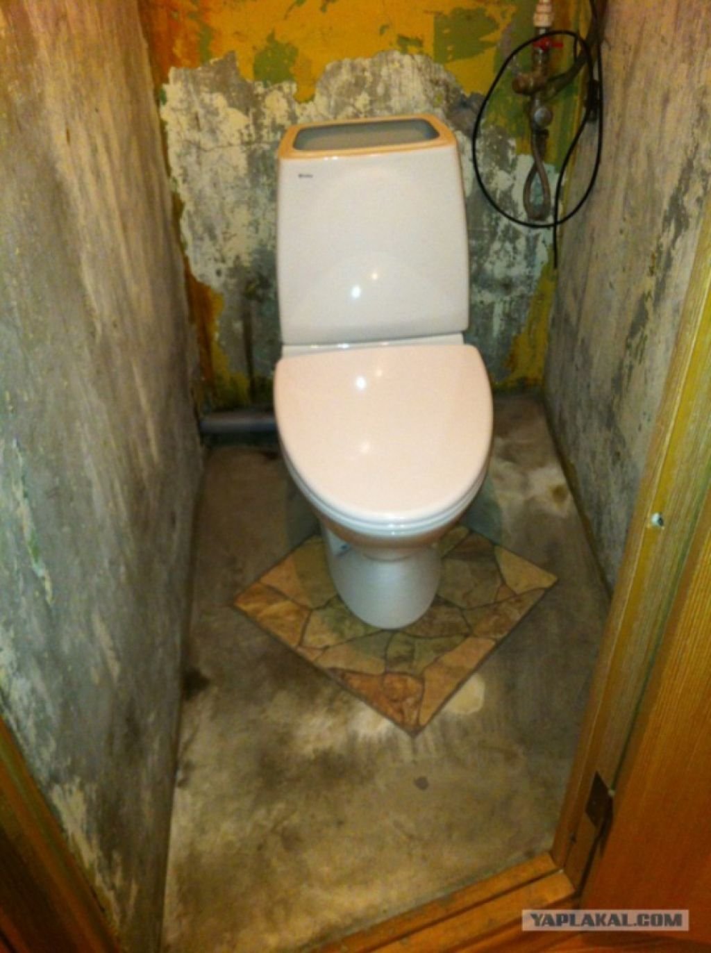 Ремонт в туалете с чего начать. Туалет в хрущевке. Унитаз в хрущевке. Отделка туалета в хрущевке. Унитазы в старых квартирах.