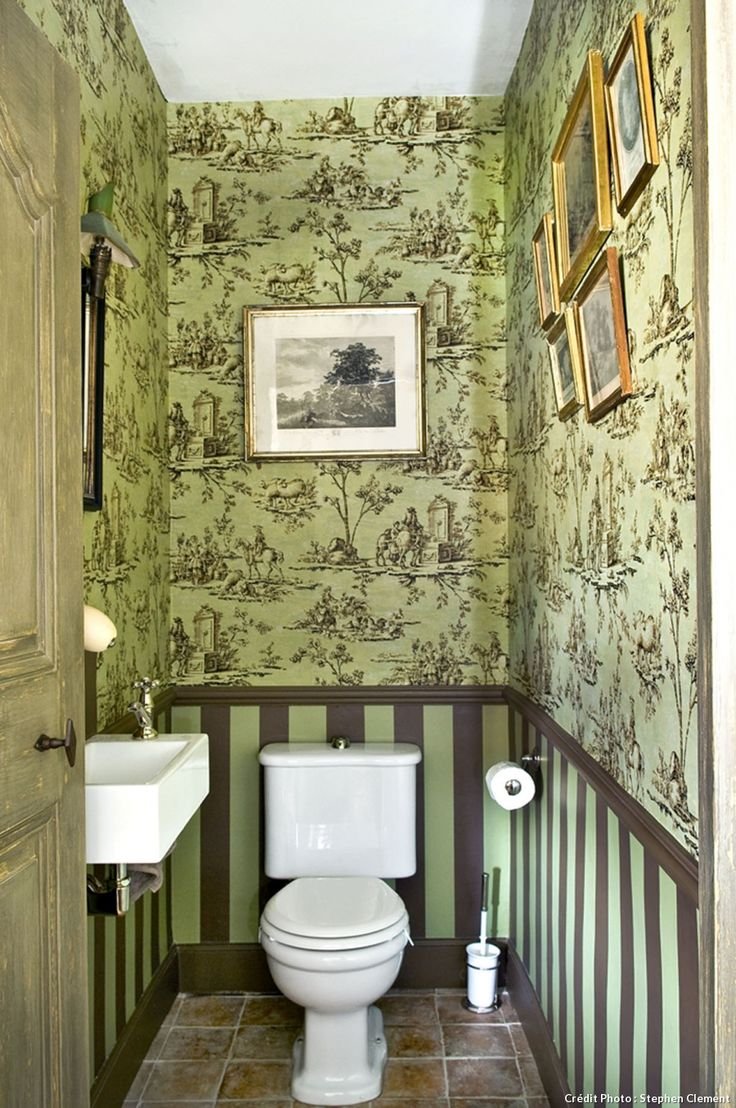 Маленький туалет в зеленых тонах