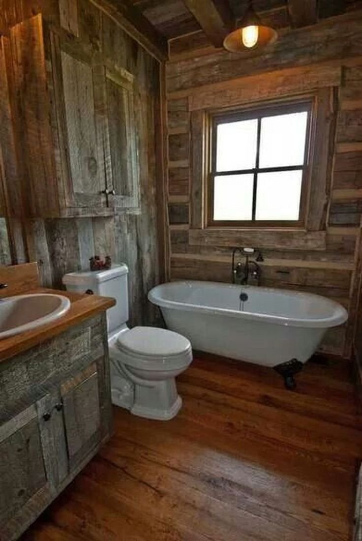 Ванная комната с окном в стиле Кантри