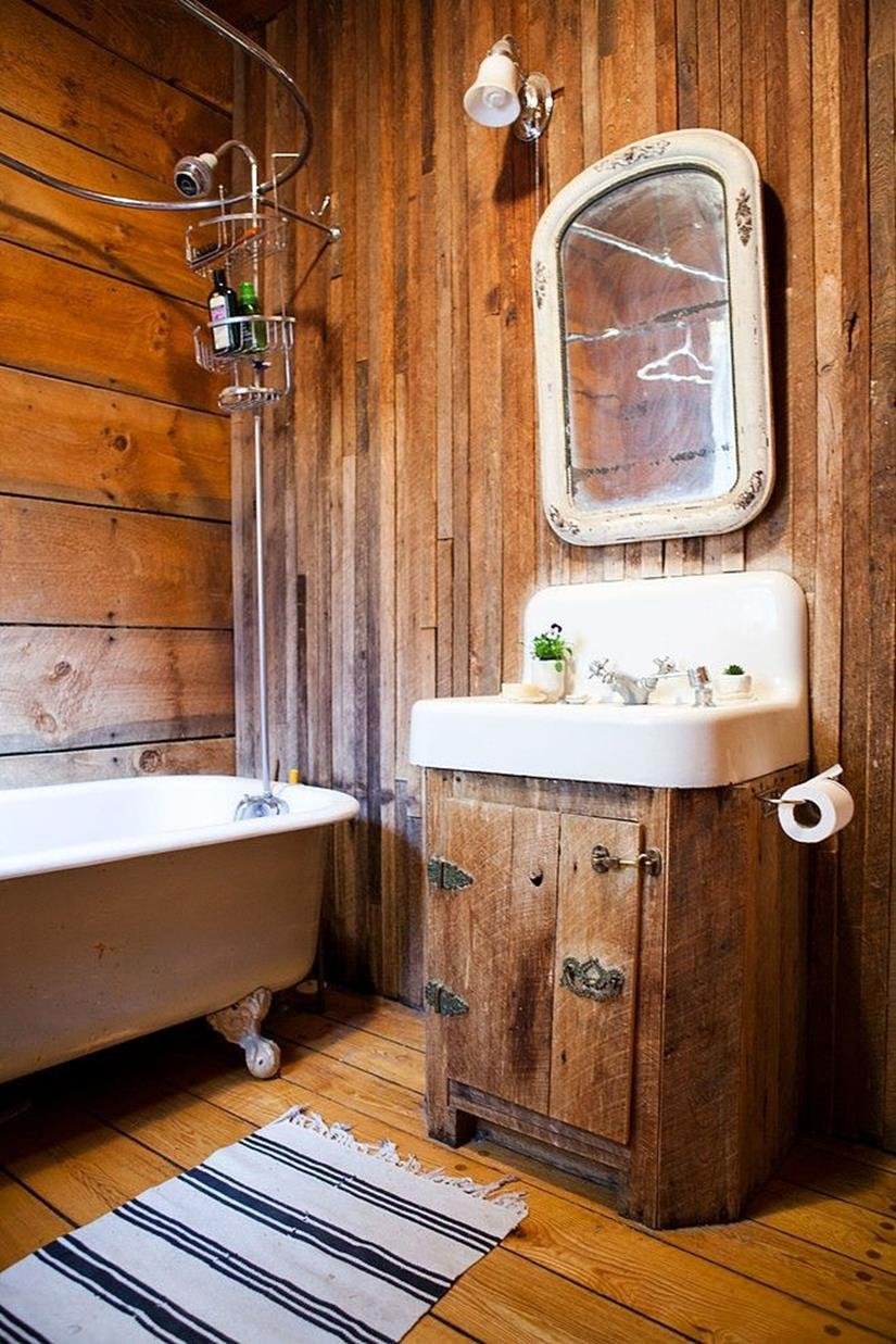 Маленькая ванная комната в деревянном доме