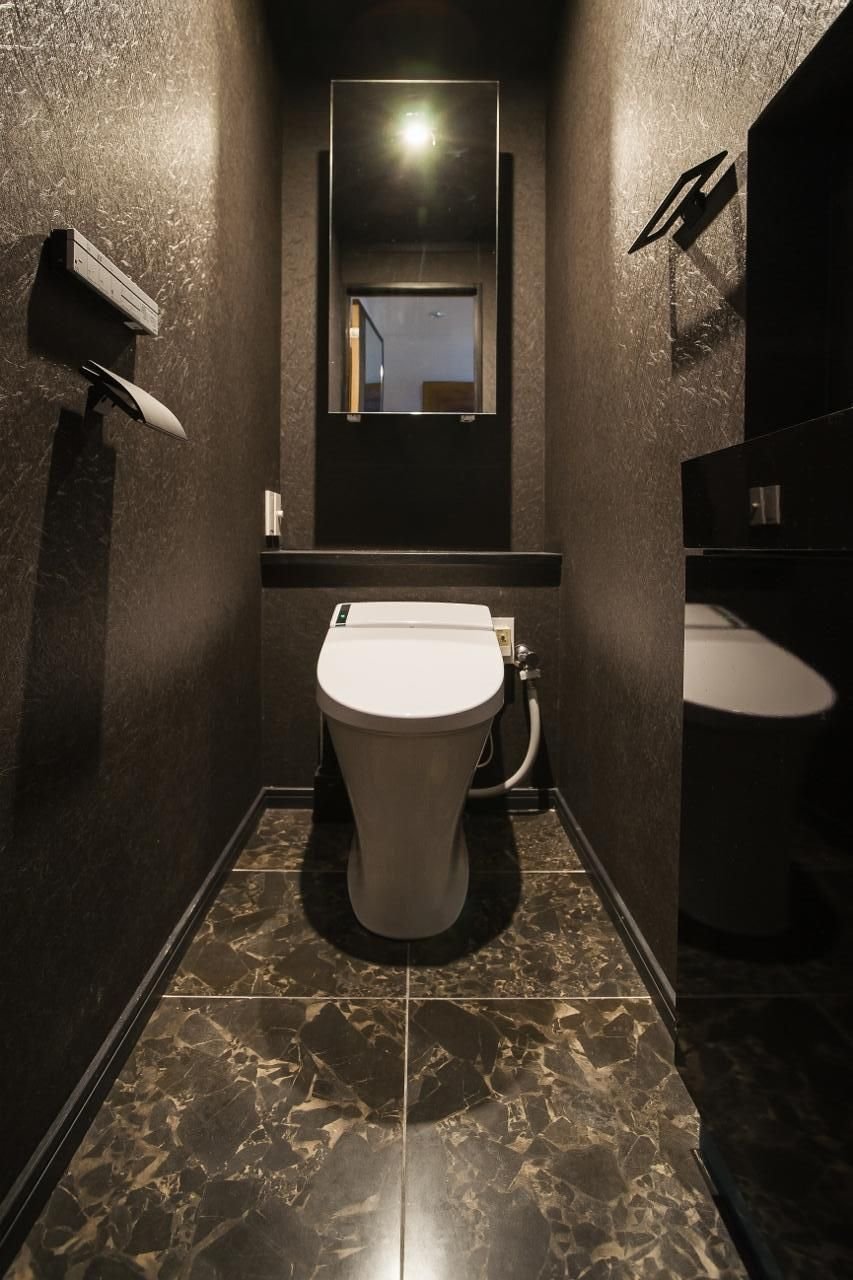 Ванная комната с черной сантехникой