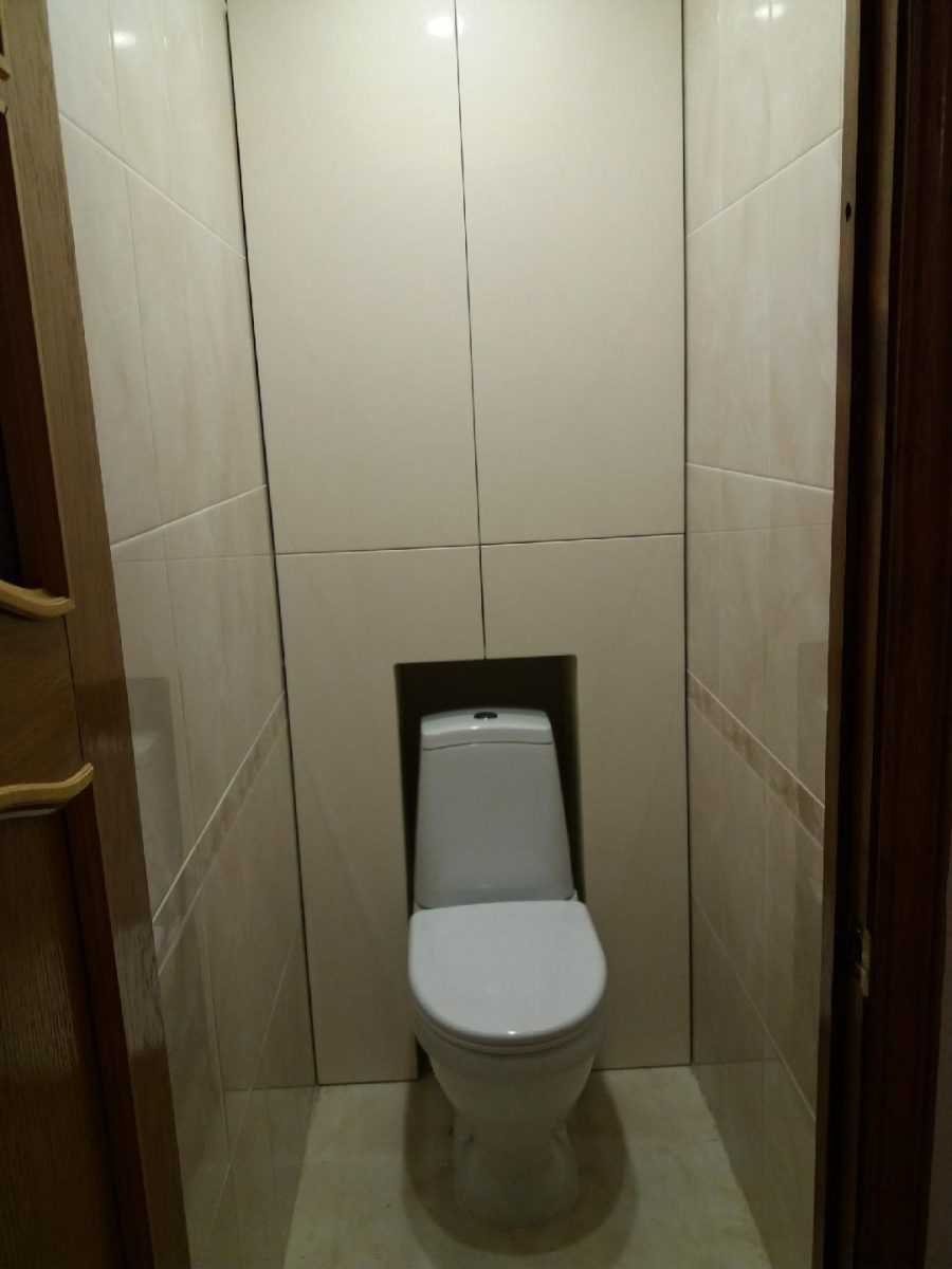 Встроенный шкаф в туалете над унитазом