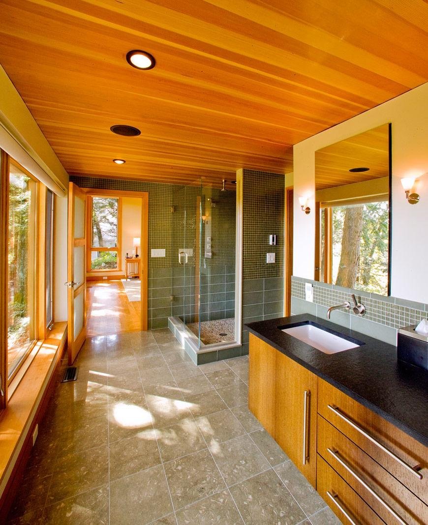 Ванная с деревянным потолком