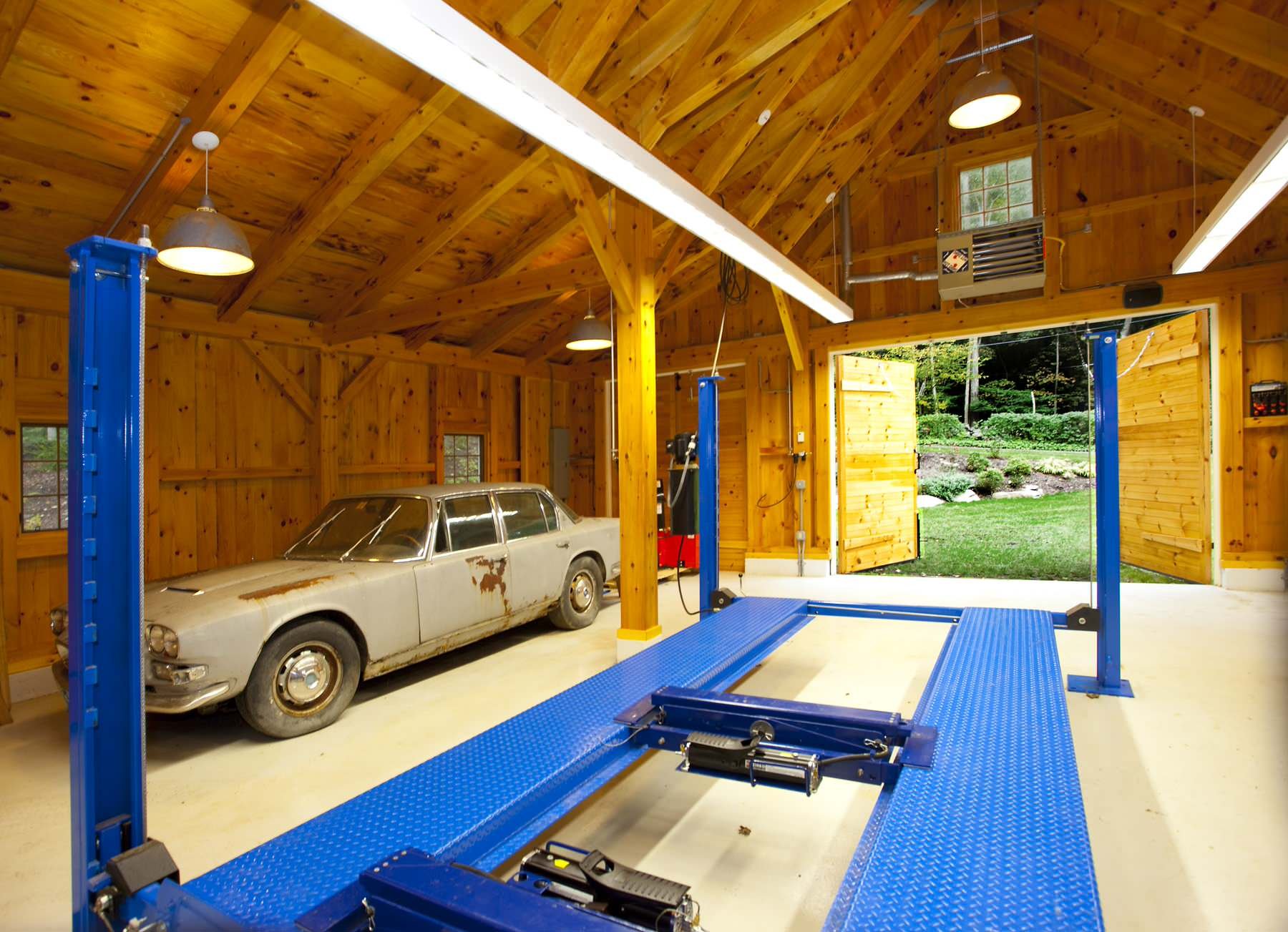 Идеальный гараж. Красивый гараж внутри. Гараж внутри. Интерьер мастерской в гараже. Интерьер гаража с подъемником.