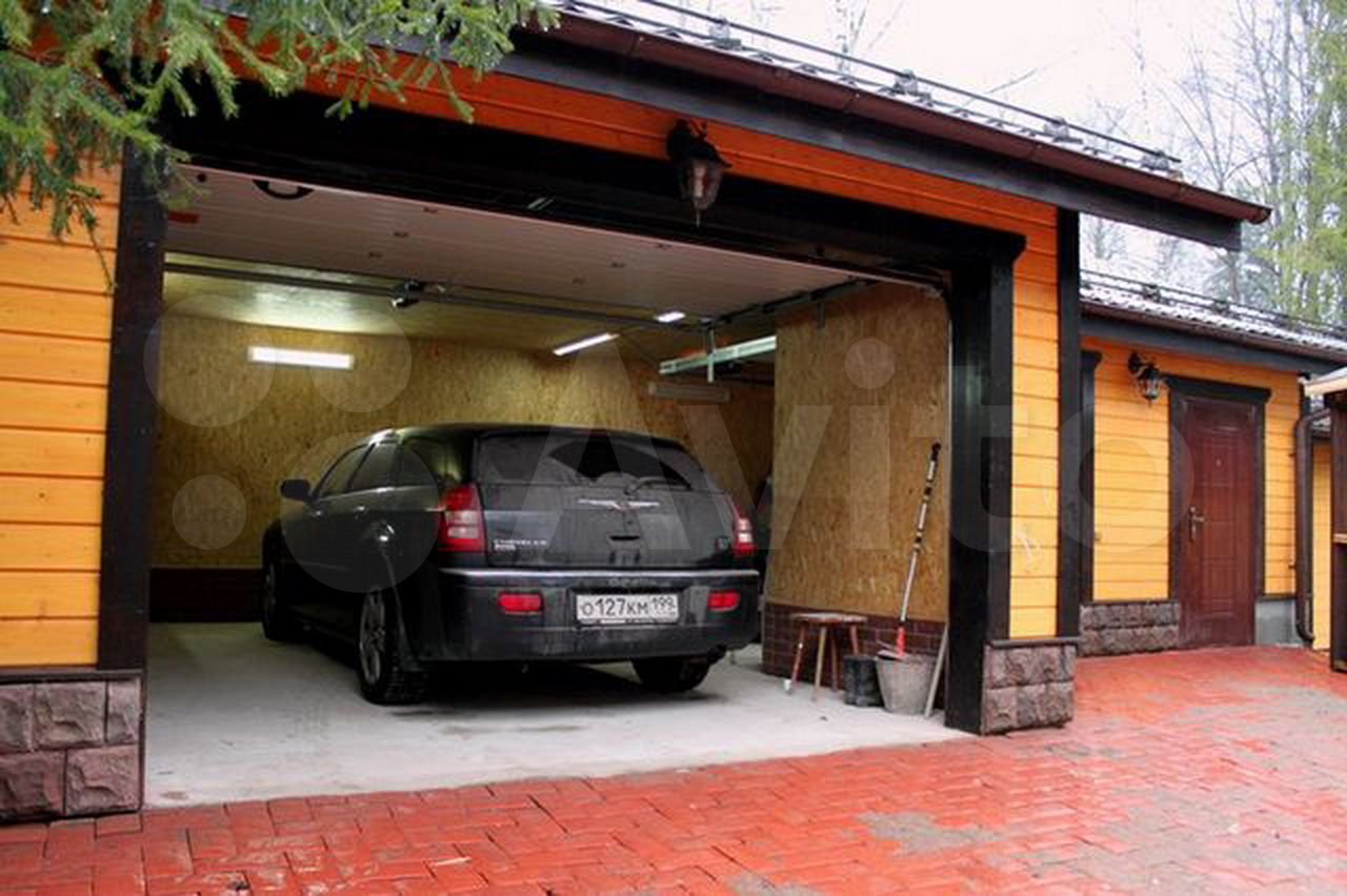 Гараж валуйках. Красивый гараж. Красивый гараж с навесом. Гараж рядом с домом. Гараж для машины в частном доме.