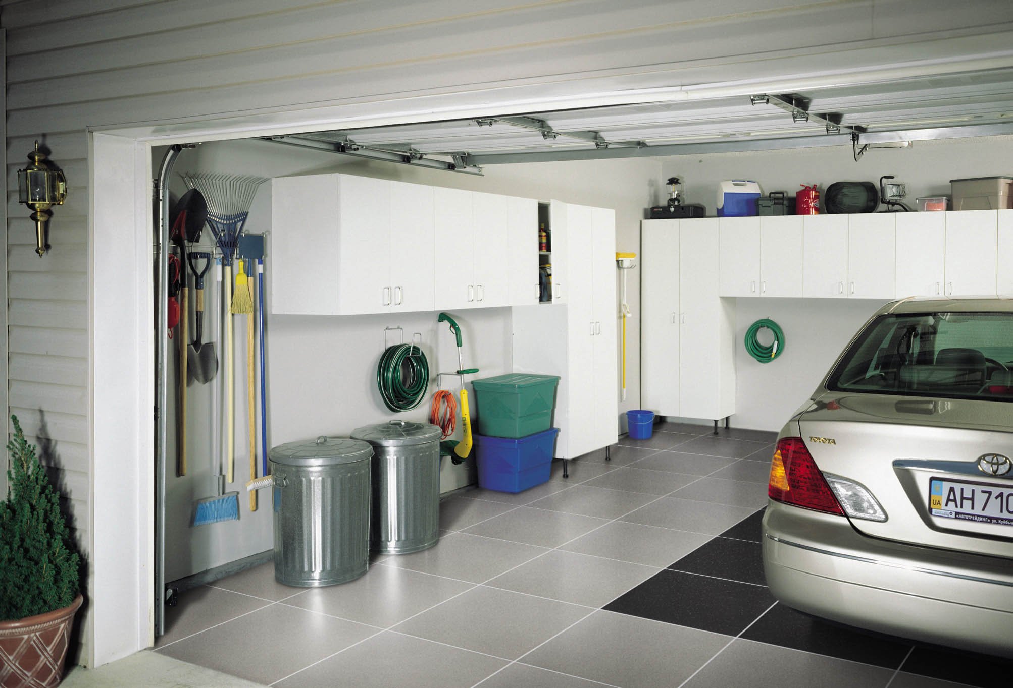 Варианты отделки гаража. Оснащение гаража. Керамогранит в гараже. Плитка в гараж. Внутренняя отделка гаража.