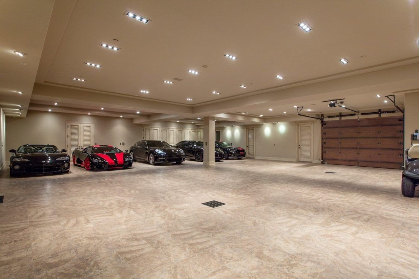 Красивые гаражи внутри. Красивый гараж. Интерьер большого гаража. Шикарный гараж. Элитный гараж.