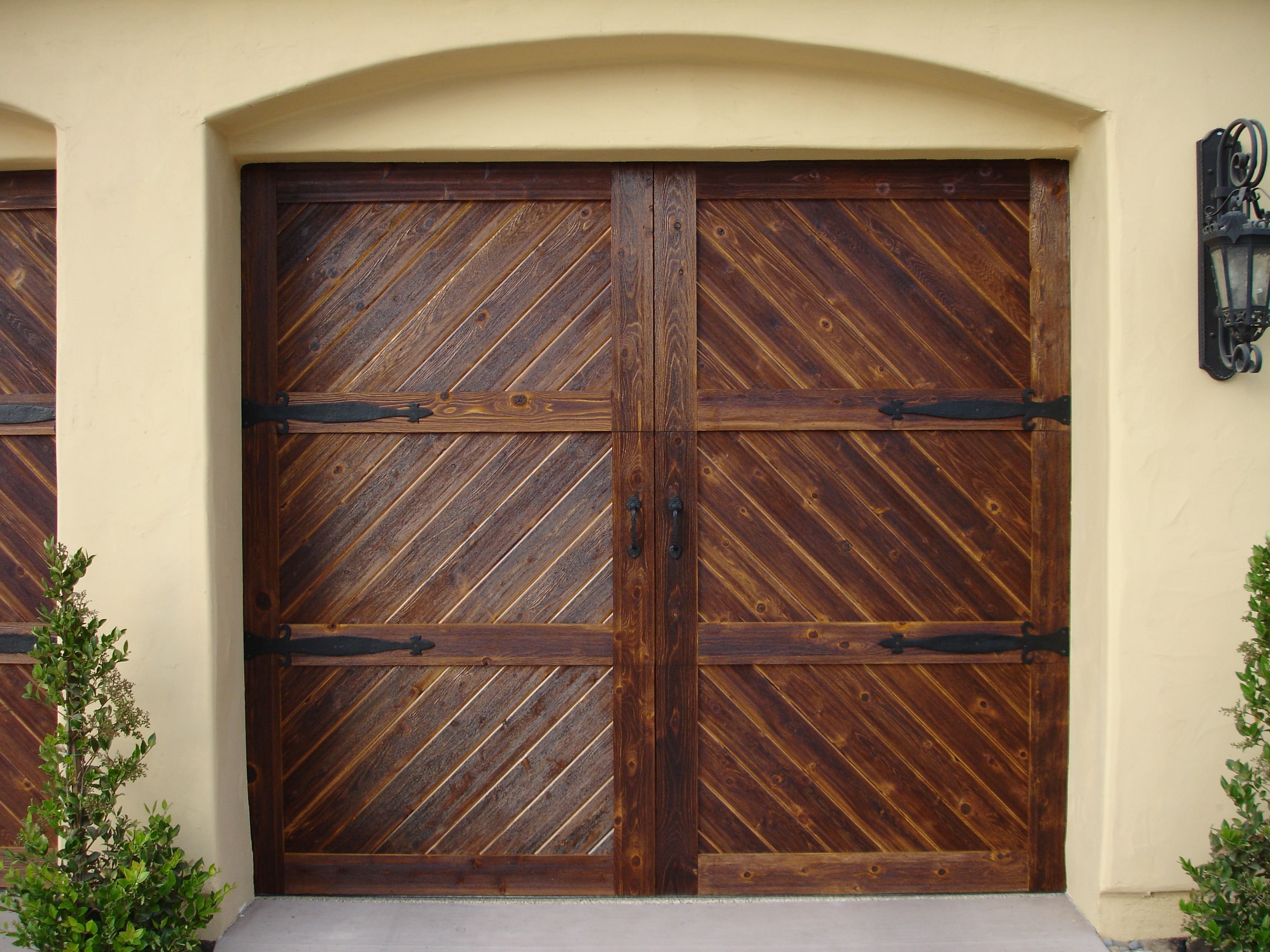 Красивые деревянные ворота для гаража