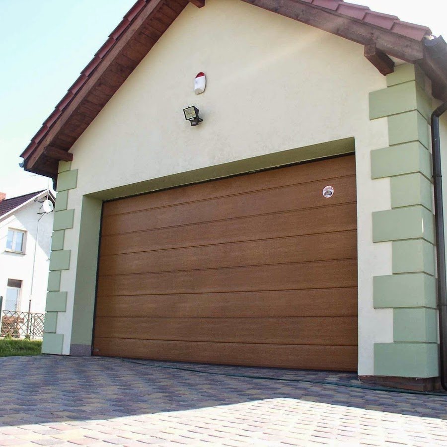 Крашеные фасады домов с гаражом