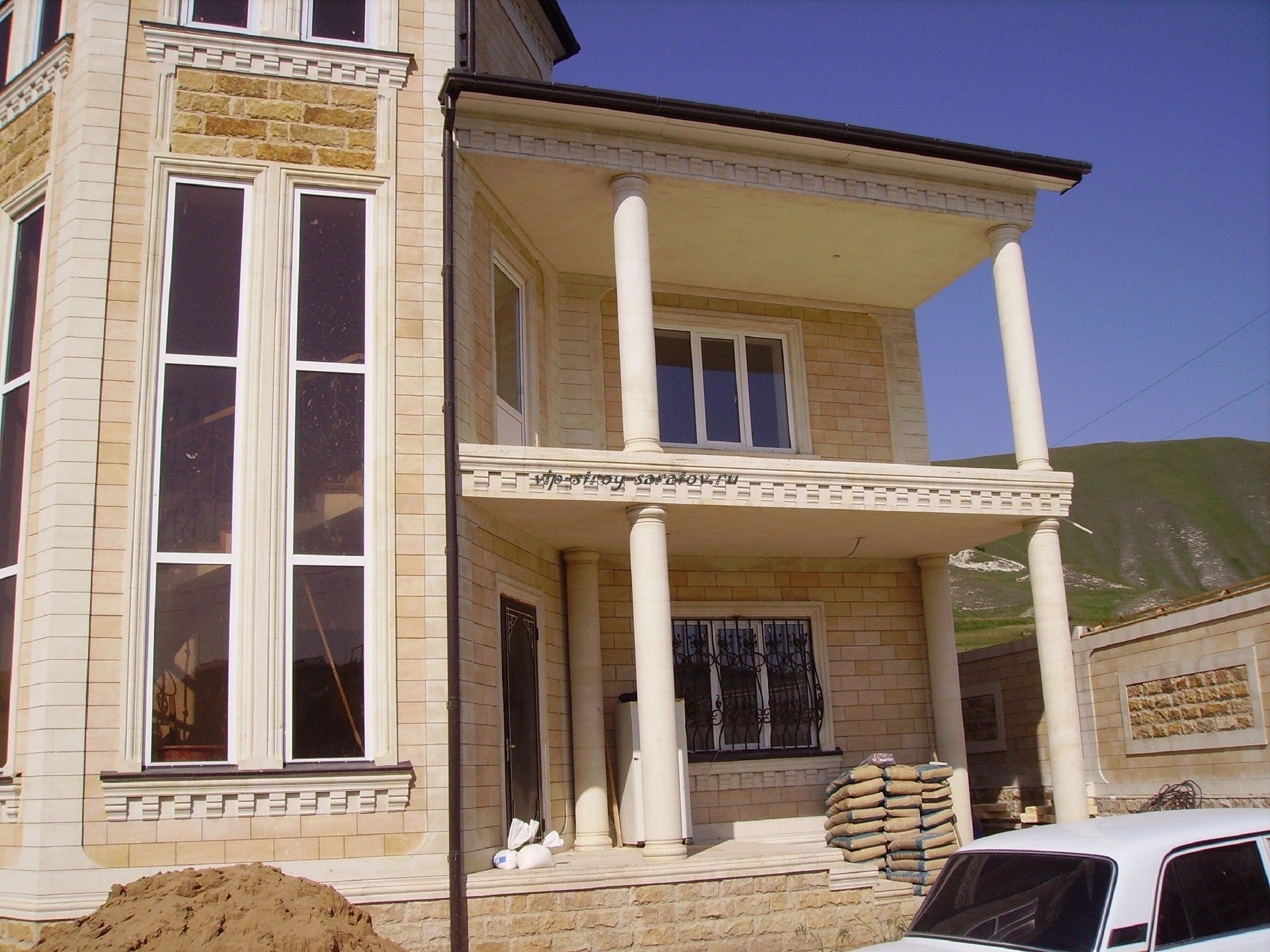 Отделка дагестанским камнем с балконом дом