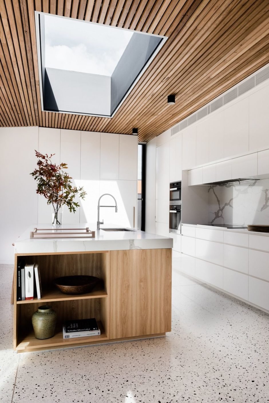 Деревянный реечный потолок на кухне