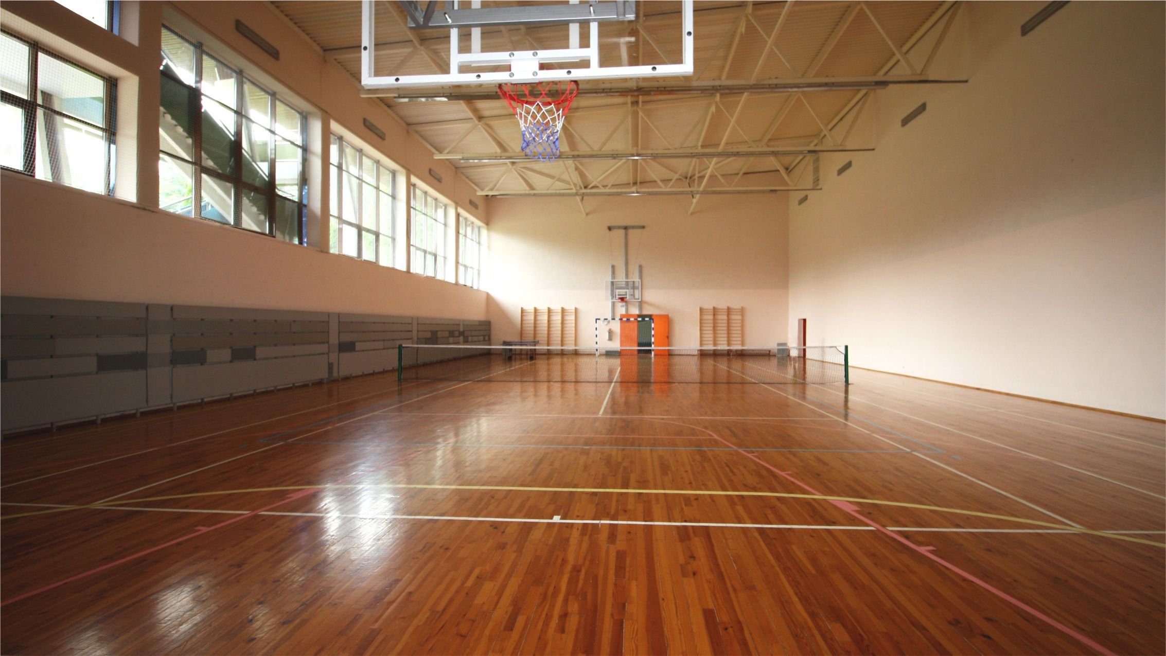 Школа 64 красноярск. ФОК Звездный баскетбольный зал. Волейбольный зал на Урицкого 47. Спортивный зал. Универсальные спортивные залы.