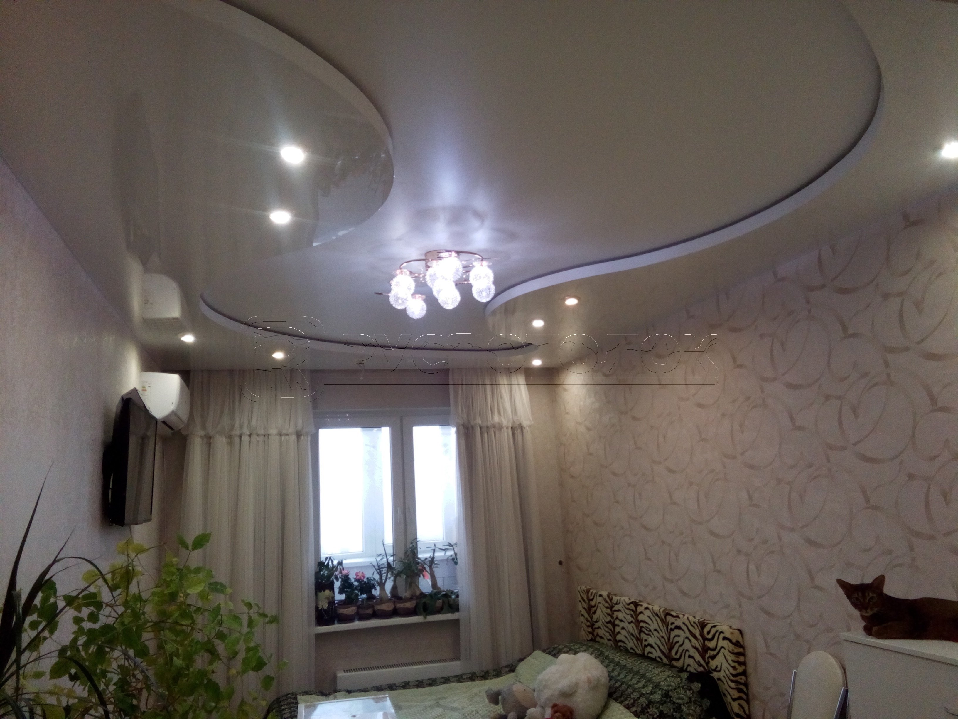Фото натяжных потолков в зале с люстрой и светильниками матовые в панельном доме