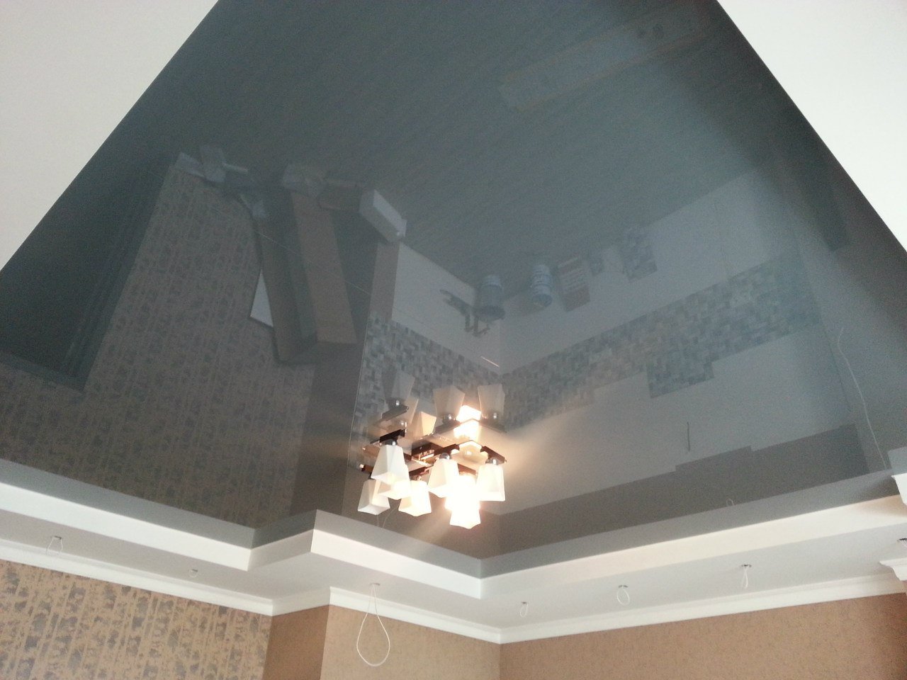 Светло серый натяжной потолок в интерьере фото