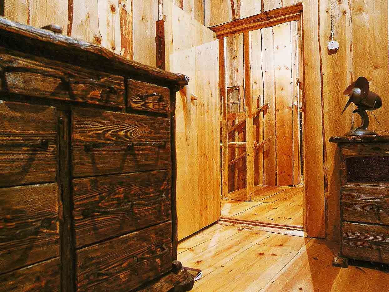 Необрезная доска в интерьере деревянного дома внутри фото